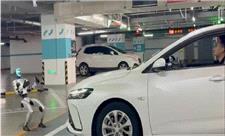 ربات انسان‌نمای چینی یک خودروی 1.5 تنی را کشید