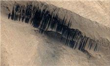 شکل‌گیری خطوط راه‌راه روی سطح مریخ در اثر برخورد شهاب‌سنگ