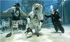 فضانوردان ناسا با لباس فضایی جدید به آب زدند