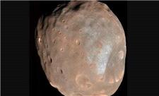 عکس روز ناسا از یک قمر محکوم به فنا!