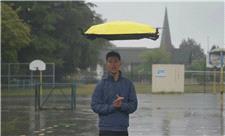 چتر خودکار بالای سر پرواز می‌کند