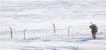 اهدای 2 هزار کیت گرمایشی لباس به مرزبانان کشور