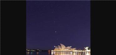 عکس روز ناسا از رژه سیاره‌ها بر فراز خانه اپرای سیدنی