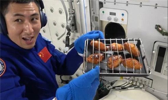 چینی‌ها در فضا بال مرغ سوخاری پختند!