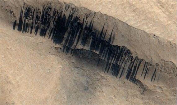 شکل‌گیری خطوط راه‌راه روی سطح مریخ در اثر برخورد شهاب‌سنگ