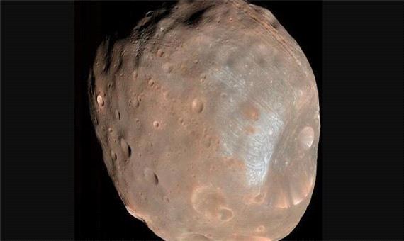 عکس روز ناسا از یک قمر محکوم به فنا!