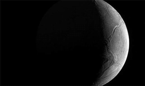 عکس روز ناسا از هلال قمر «انسلادوس»