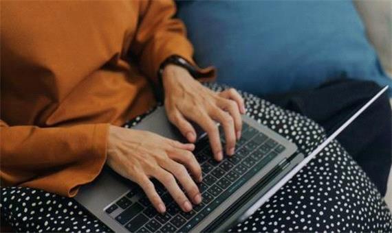 استفاده از لپ تاپ روی سطح نرم می‌تواند به آرامی آن را از بین ببرد