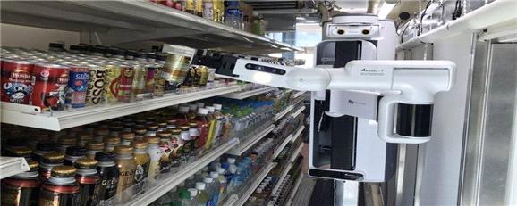 این ربات فروشگاهی با دقت قفسه‌ها را شارژ می‌کند