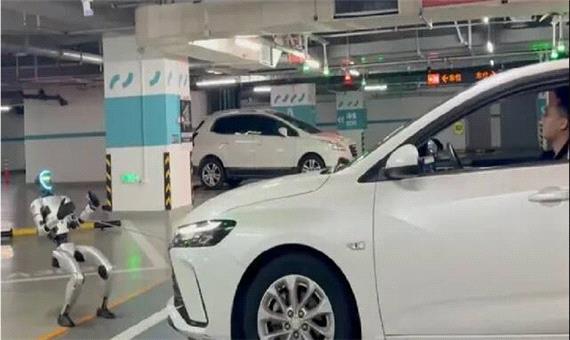 ربات انساننمای چینی یک خودروی 1.5 تنی را کشید