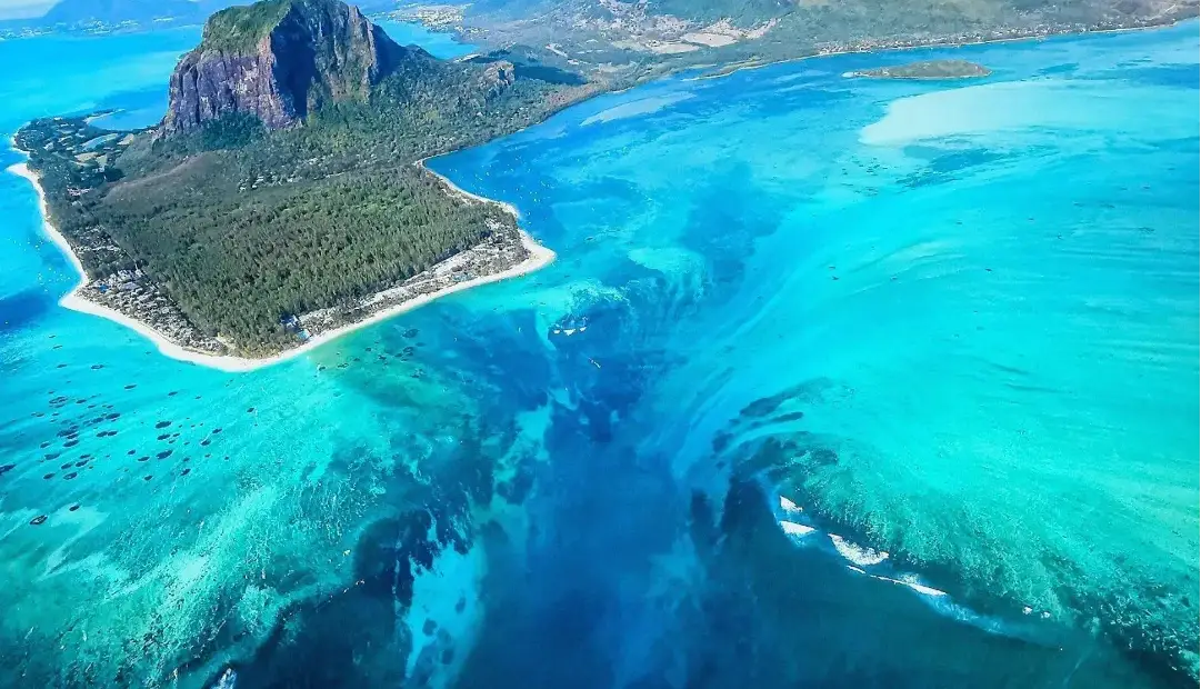 آیا میدانستید بزرگترین آبشار دنیا زیر آبهای اقیانوس پنهان است؟