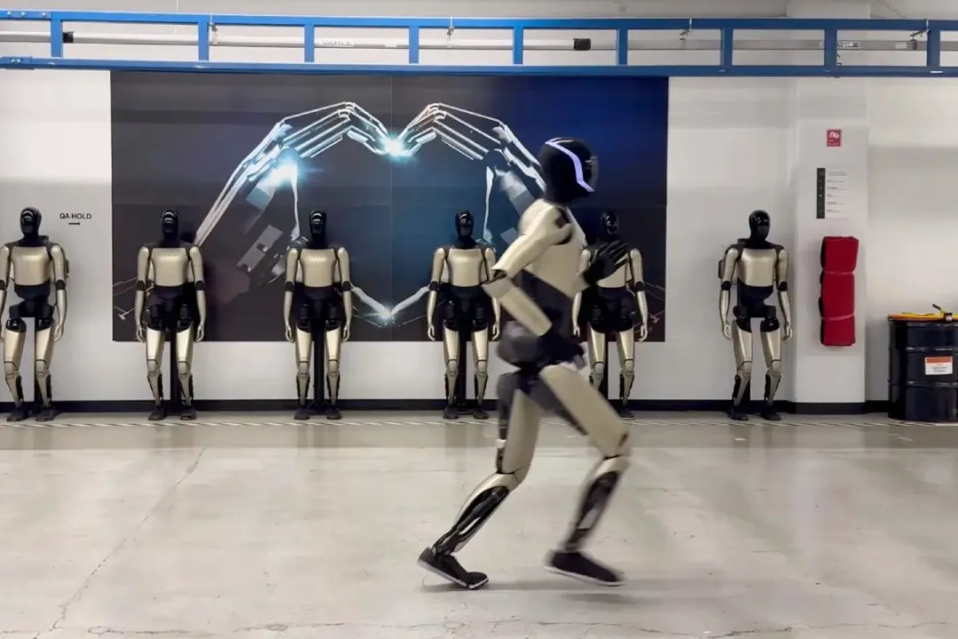 ربات اپتیموس ایلان ماسک مثل انسان‌ها می‌دود